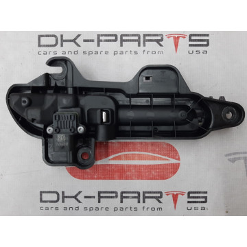 1 Ручка дверей лівої 1081831-00-H для електромобіля Tesla Model 3 на сайті dk-parts.com.ua 1 Ручка дверей лівої 1081831-00-H