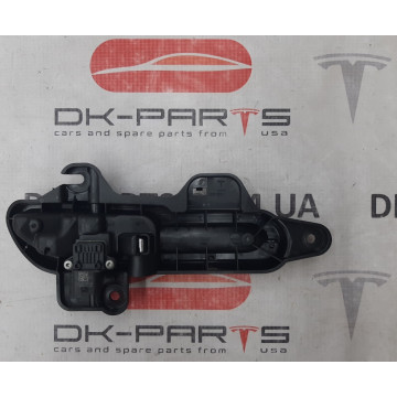 1 Ручка дверей лівої 1081831-00-H для електромобіля Tesla Model 3 на сайті dk-parts.com.ua 1 Ручка дверей лівої 1081831-00-H