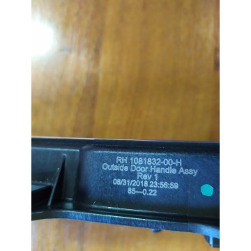 2 Ручка двері правої 1081832-00-H для електромобіля Tesla Model 3 на сайті dk-parts.com.ua 2 Ручка двері правої 1081832-00-H