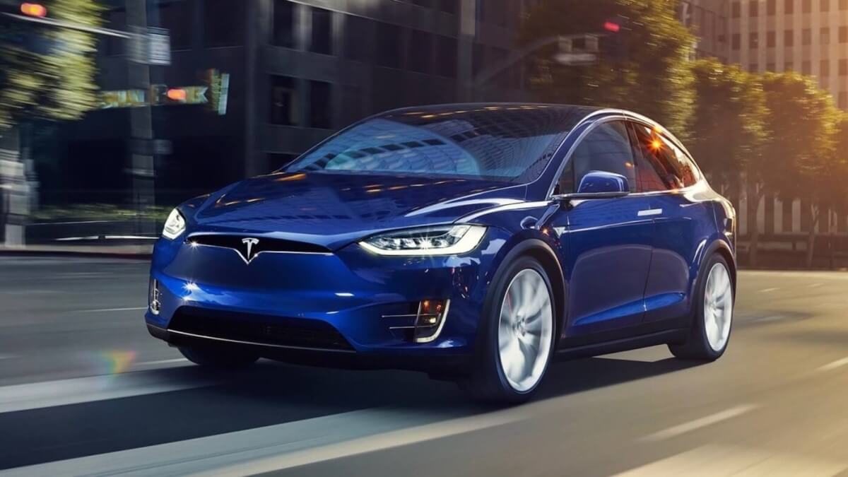 Автомобили Tesla в Украине